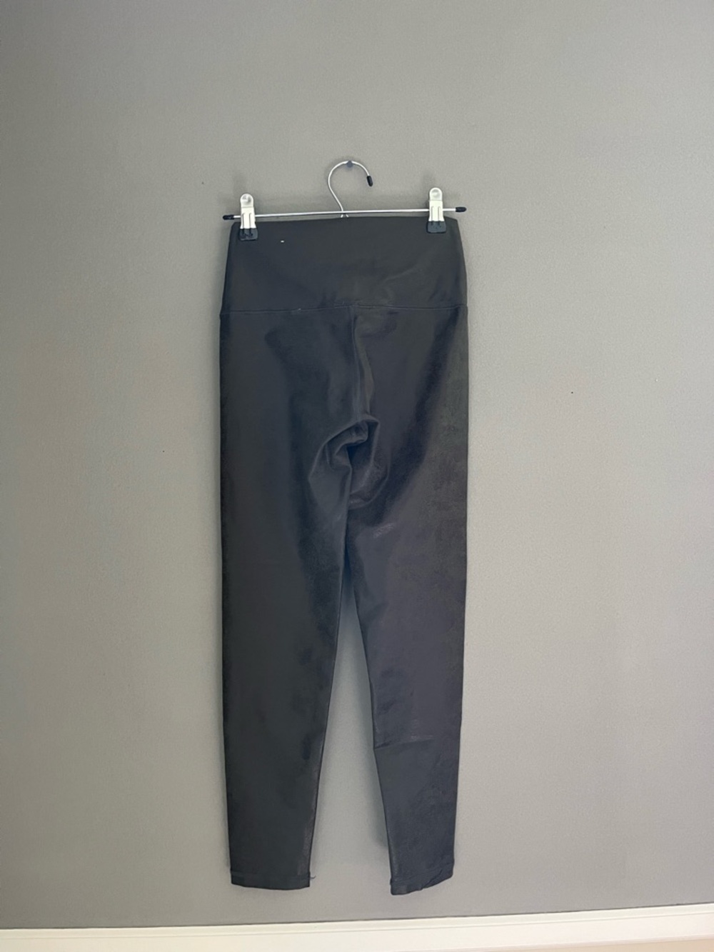OFFLINE By Aerie The Hugger Crossover High Waisted Crackle Legging Small Short - Picture 5 of 8